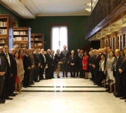 Fotografía de grupo de Sus Majestades los Reyes en la Sala Dámaso Alonso con los directores de las Academias Iberoamericanas de la Lengua